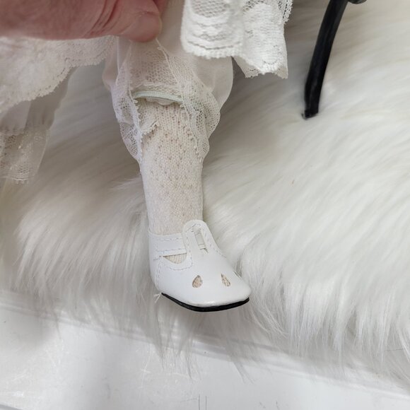 Vintage Brinn's Collectible Porcelain Doll 15" 1992 White Lace Dress & Knickers - Picture 4 of 12